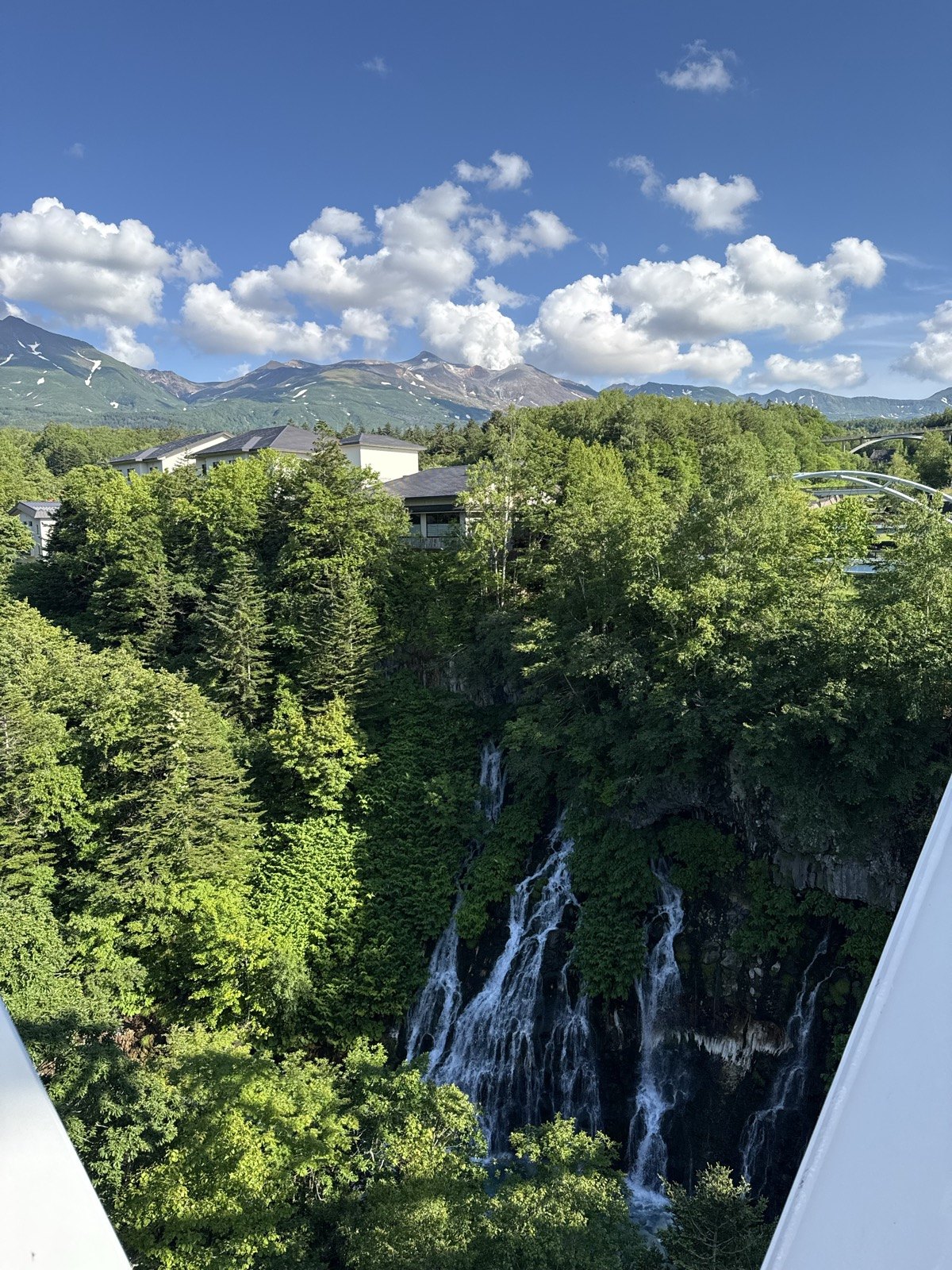 산과 폭포가 보이는 Journey Lens 일반 풍경 예시